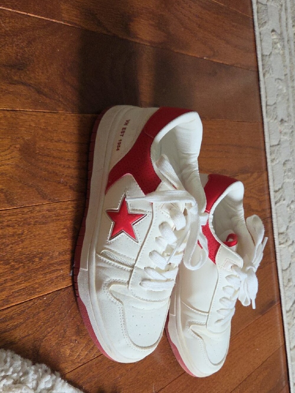 Vintage Havana White Sneakers with Red Star Accents - Picture 11 of 13